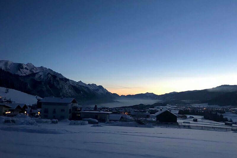 Sonnenuntergang mit Aussicht im Winter